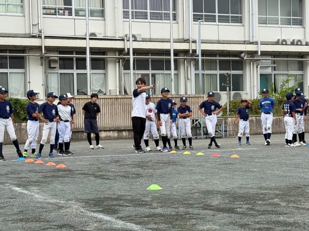 グラウンドでチームに指導する様子