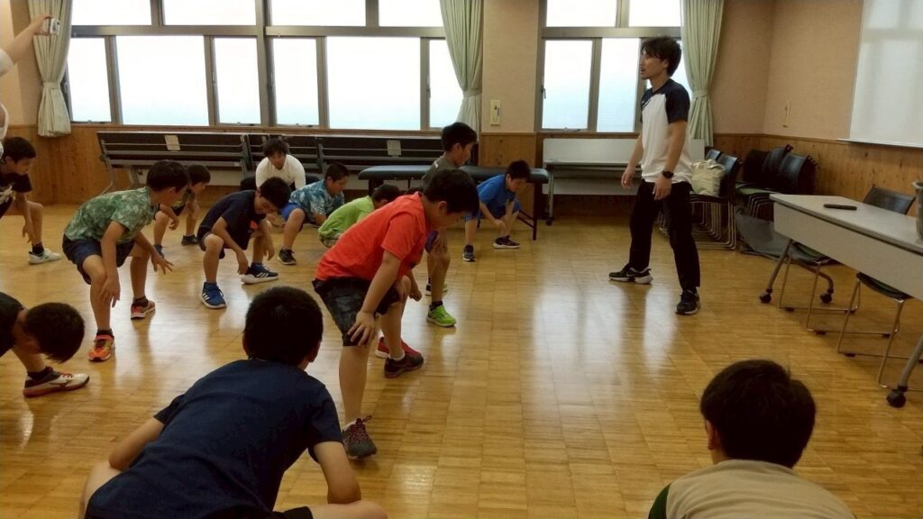 室内で子どもたちに動きを指導する様子